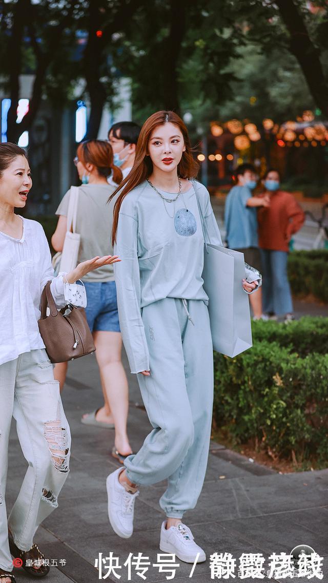 街拍学习穿衣搭配的技巧，用好看的服装来装扮自己