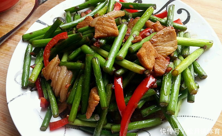 分不清|炒蒜苔时,先炒肉还是菜很多人都傻傻分不清,难怪不好吃