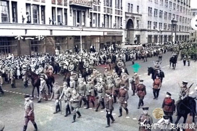 德军战俘|上色老照片:莫斯科战俘大游行,镜头下的德军满脸沮丧和悲伤