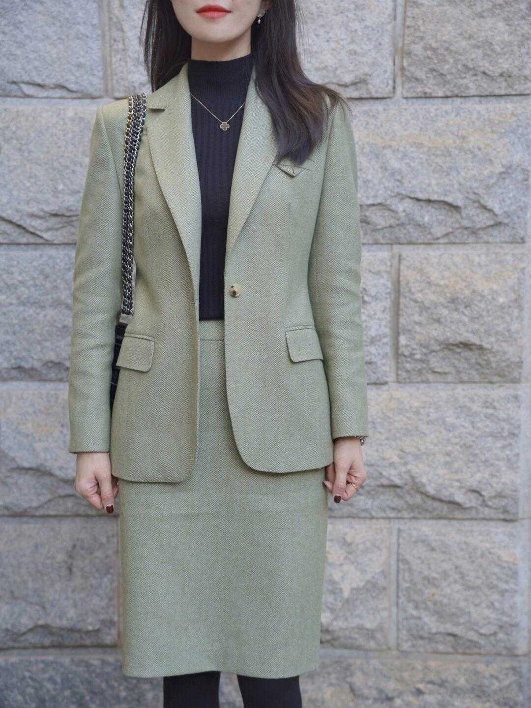 搭配|别再用西装配九分裤了!今年流行搭配小裙子,干练利落又不失温柔