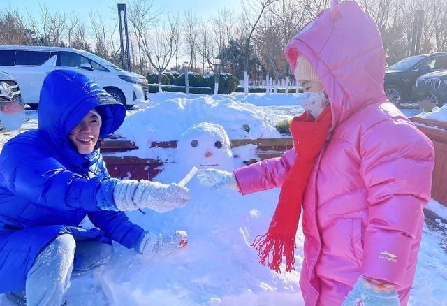 乒乓球|威海下大雪,国乒队员出不去只能在酒店,王楠带儿女玩雪“拉仇恨”