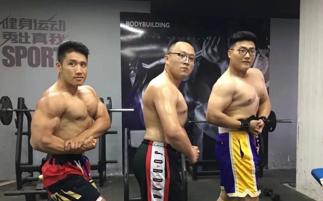 腹肌|深蹲210kg硬拉180kg,山东大汉高颜值好身材,8块腹肌太惹眼
