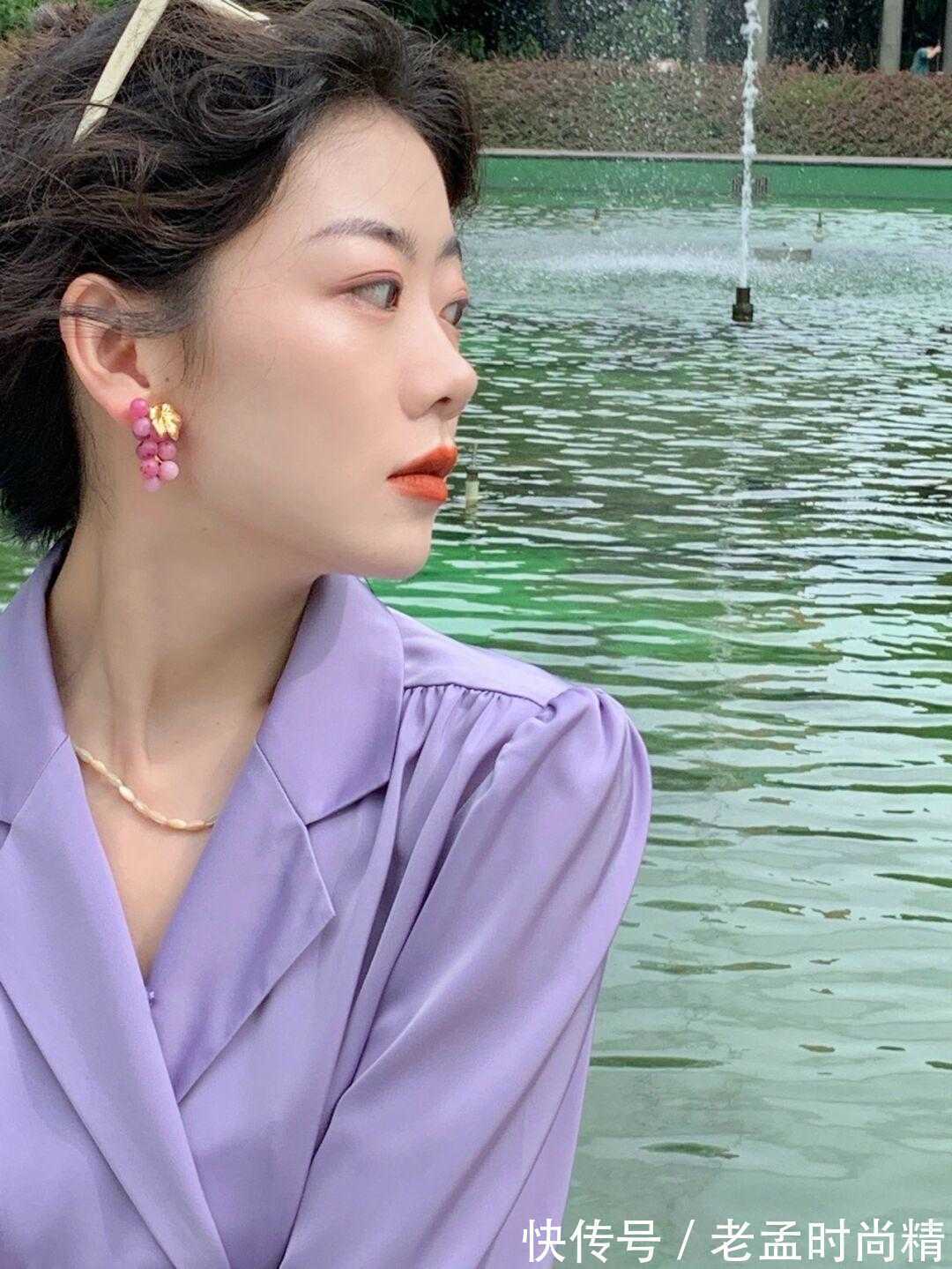 半身裙 衬衫怎样搭复古又显气质?紫色衬衫搭配半身裙,时髦精致还温柔