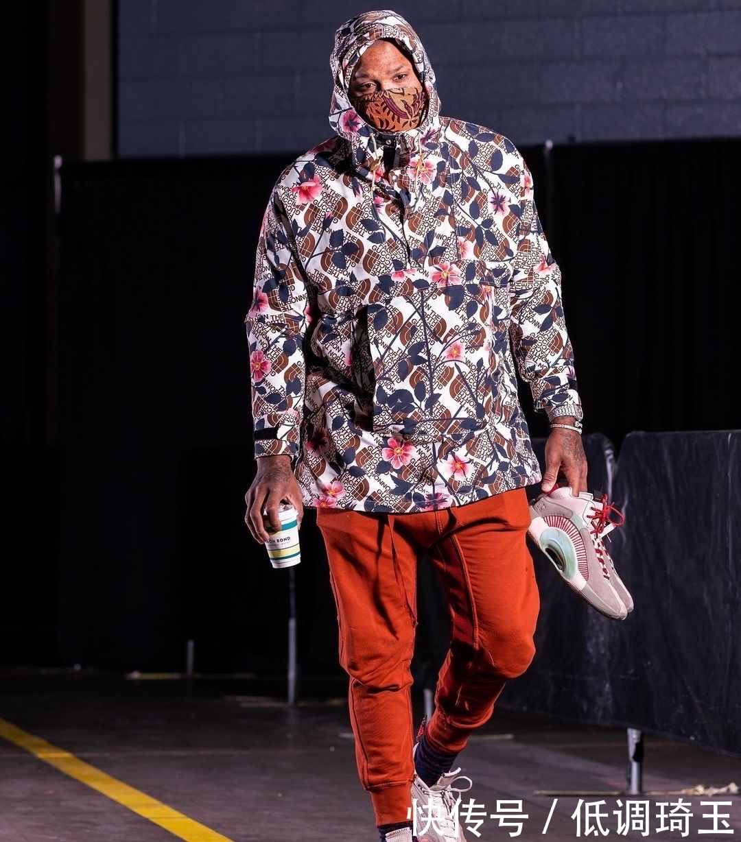 顶级排面!鞋王塔克上脚两双冠希兵马俑!下月登场