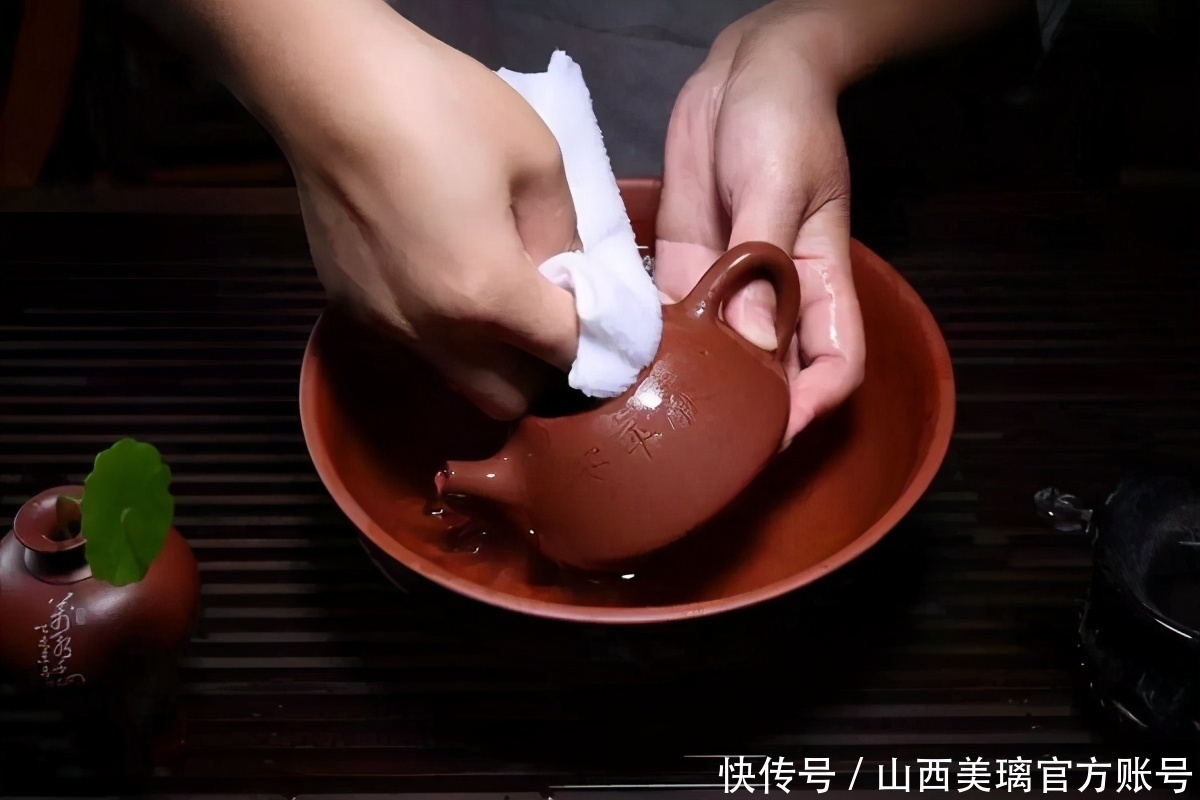 茶杯里有黑乎乎的茶垢别抓狂,使用这2种宝贝,茶杯光亮如新
