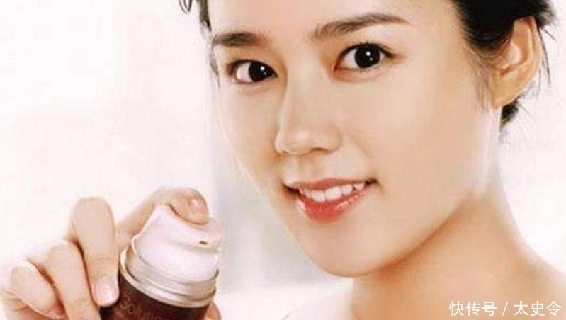 皮肤|美妆师提醒:女人涂粉底时,牢记这“三点”,不然皮肤显老又暗沉