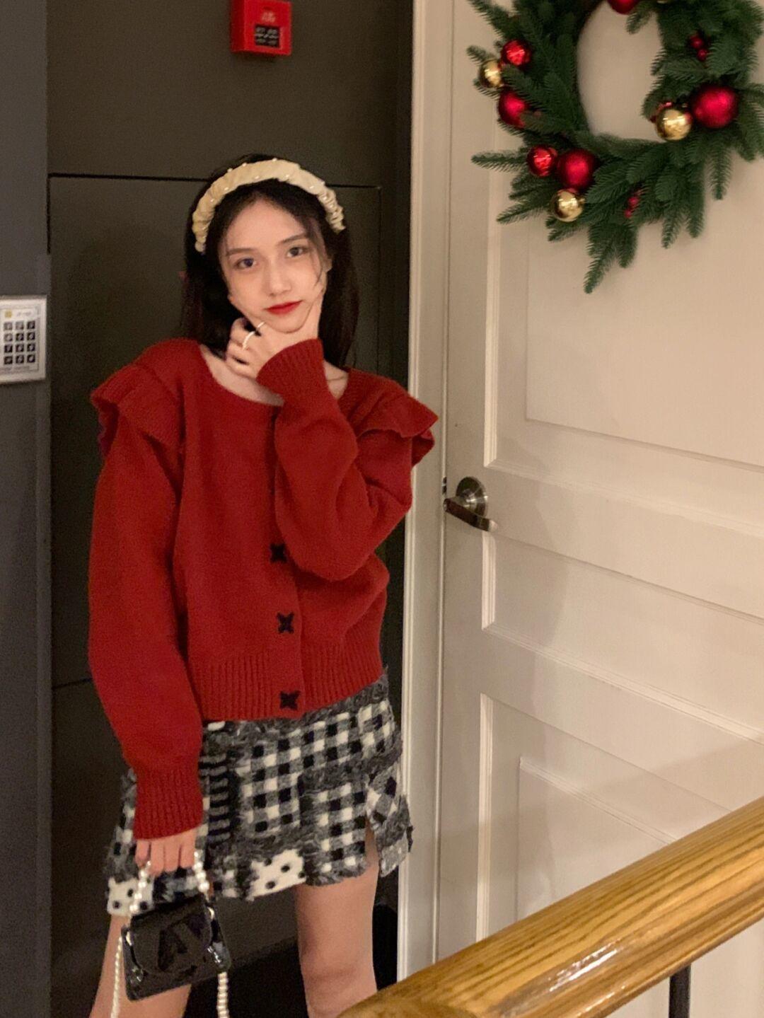 毛衣|圣诞节穿什么?我都为你搭配好了,红色毛衣+格子半身裙,浓浓的氛围感!