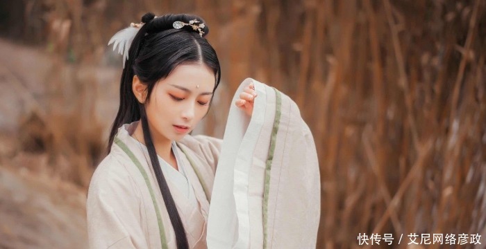 老师穿汉服上课引热议,历史老师穿“龙袍”,奇装异服装扮成潮流