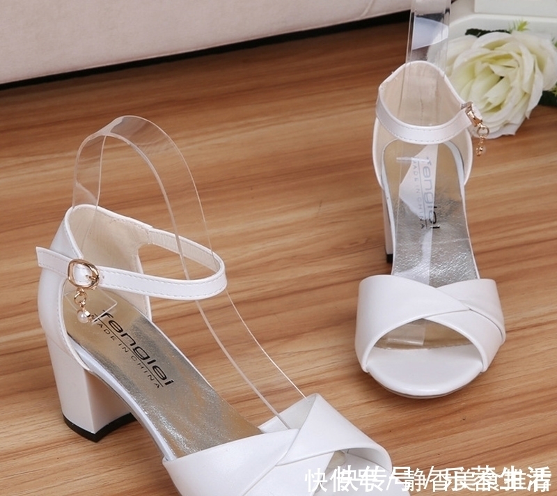 舒适|四十四岁妈妈,不穿高跟鞋,平时的她就穿这样的凉鞋,优雅年轻多