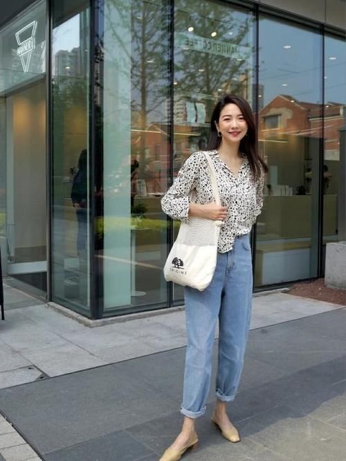 春季是碎花衬衫的“天下”，上身休闲百搭又清纯，突出自身的美