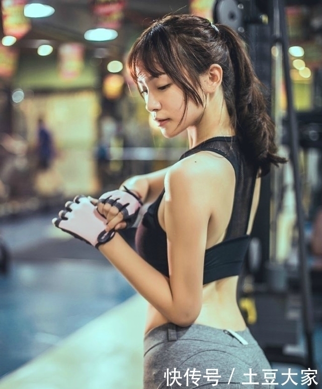 紧身打底裤穿搭出不一样的美感,时尚有范儿