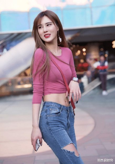 出门太着急，裤腿不小心被“铁钉”挂到了，美女这下真的出丑出大了