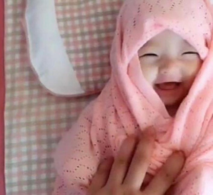 午觉|妹妹睡午觉把被子踢了，哥哥怕妹妹冷裹成“粽子”，网友：萌化了