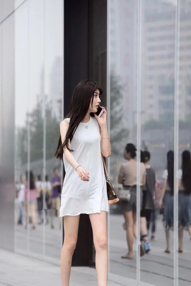 美丽|街拍:打扮洋气的美丽女孩,戴着一顶黑色帽子很有明星范