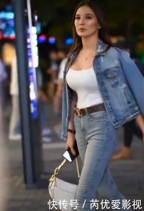 时尚达人一件牛仔夹克穿搭,看上去帅气十足