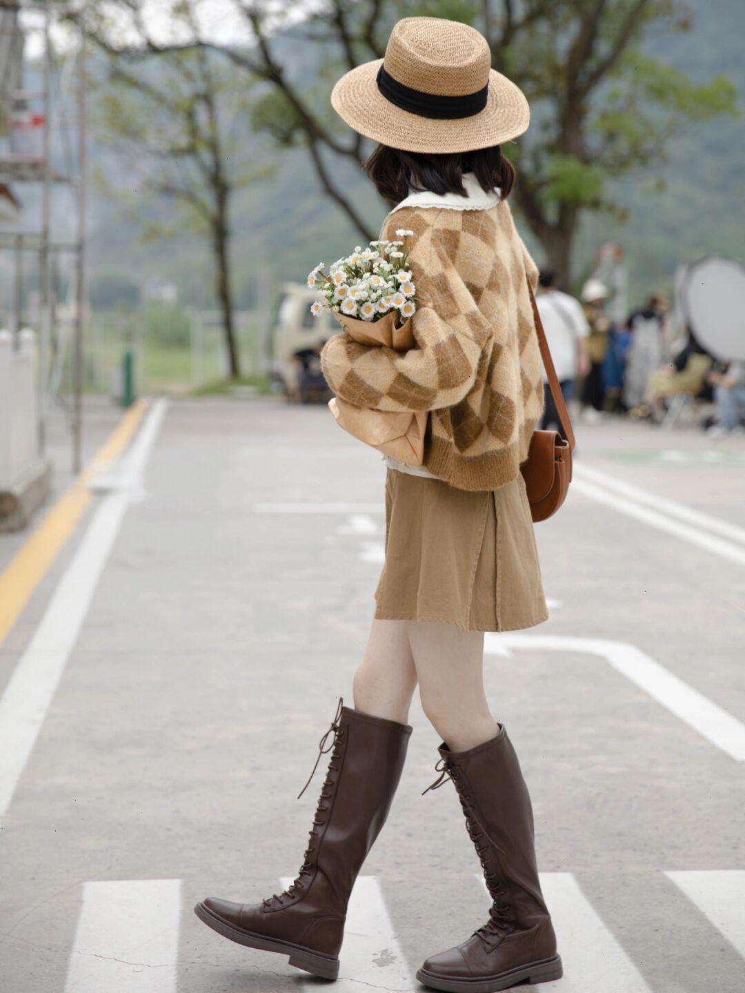 保暖 秋季想要穿出甜美可爱风,一定少不了蓝色针织开衫的搭配!