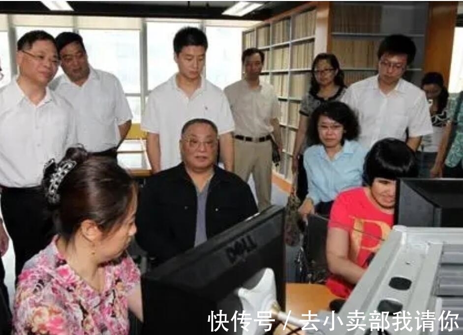 笔墨|邓朴方“磐石体”书法惹争议,笔墨捭阖岿然,却被网友批名人效果