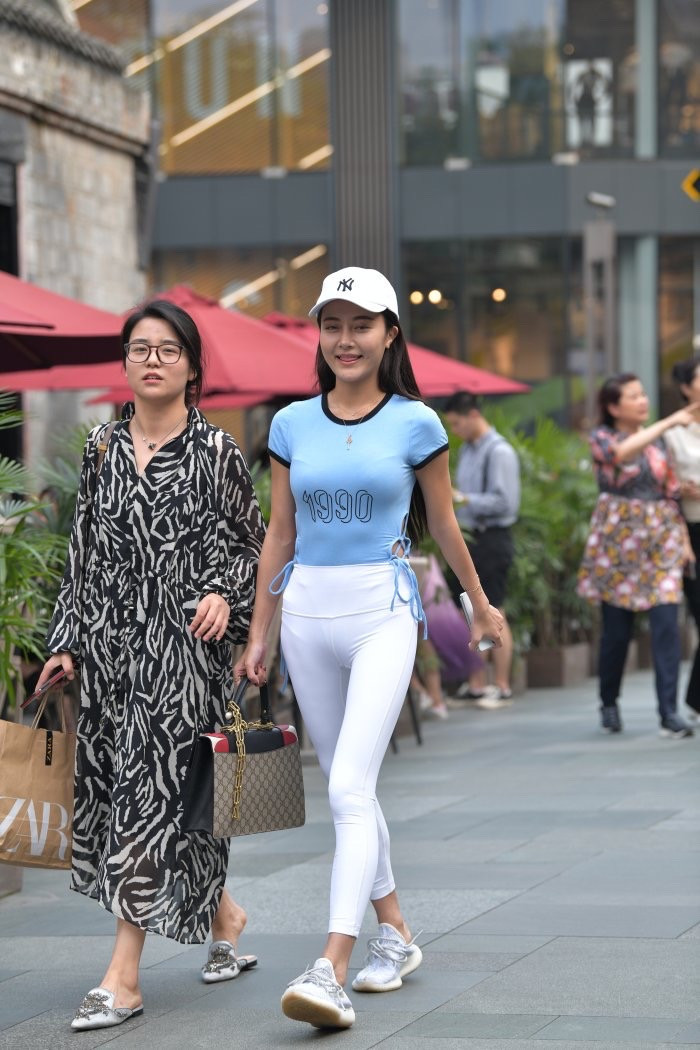 浅蓝色加白色的穿搭, 弹力裤看起来运动感满满又不失青春靓丽