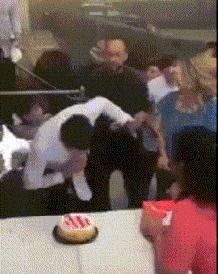 |搞笑GIF:这辈子最后一次过生日了吧,都过出阴影了