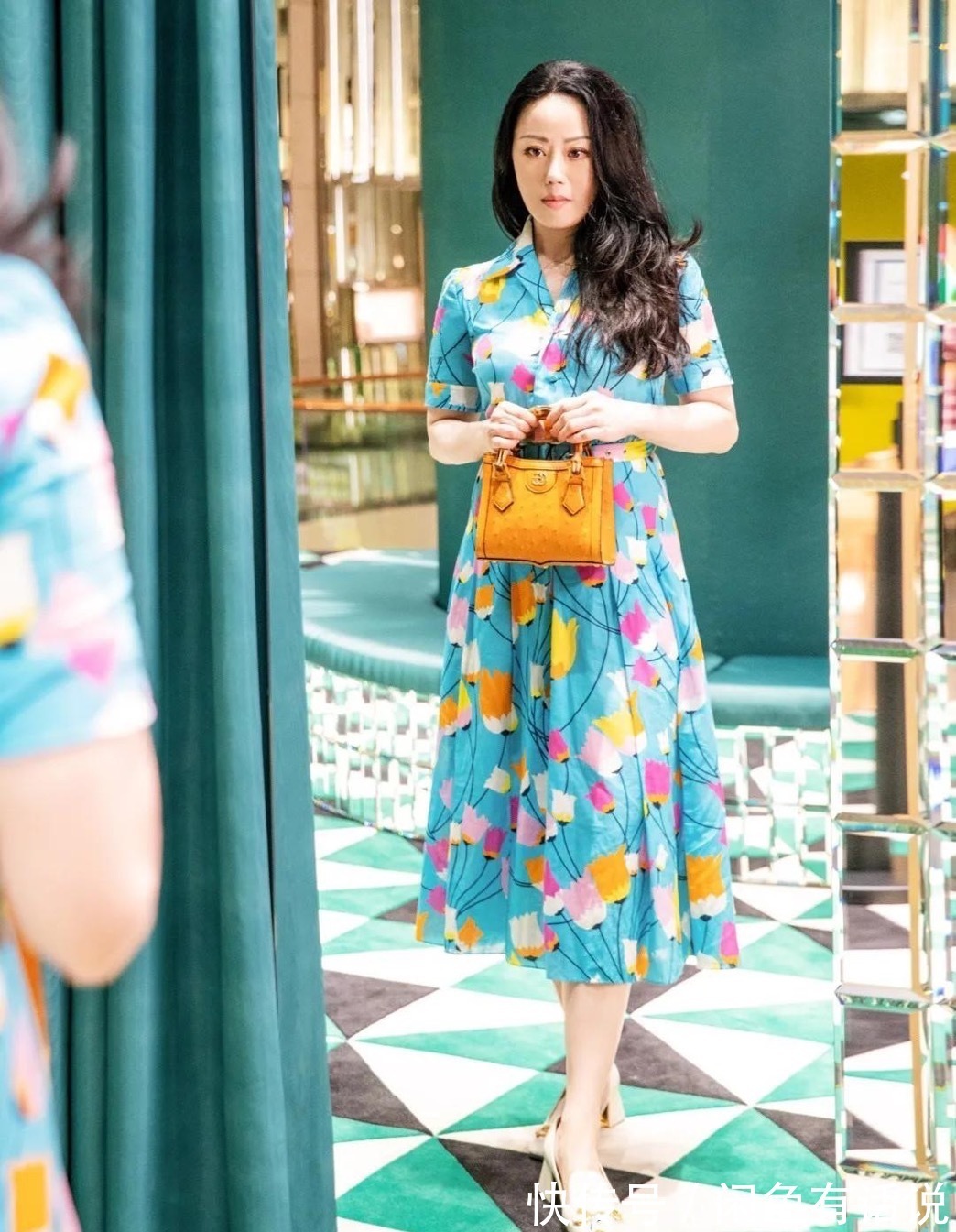 印花|章小蕙自带名媛气质,微胖身材穿小黑裙更迷人,一看就是高级贵妇