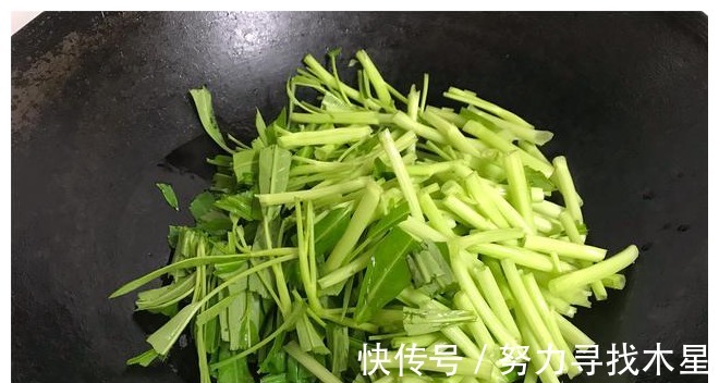 夏天|夏天要多吃这碱性蔬菜，钙是西红柿的12倍，5块钱1把，清脆又！