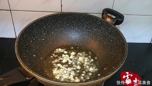 这东西一年才吃上一次,馋死了,端上桌都抢着吃,家乡的味道啊