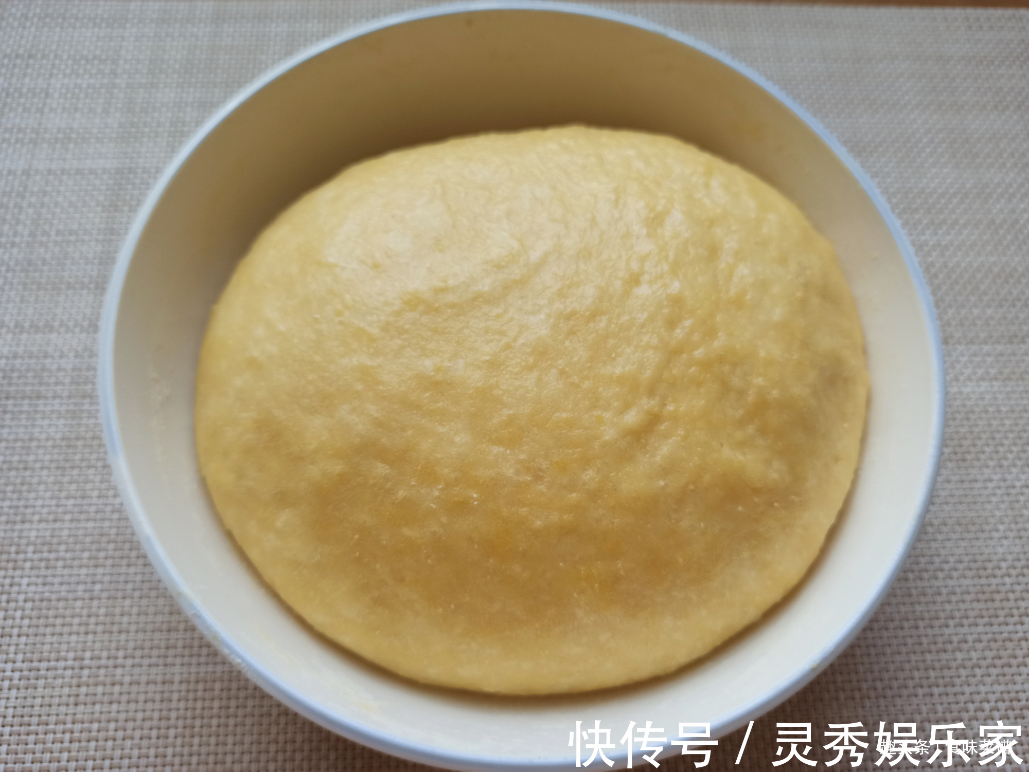 教你做独家懒人面包，1碗面粉3个鸡蛋，不用烤箱，蓬松柔软又香甜