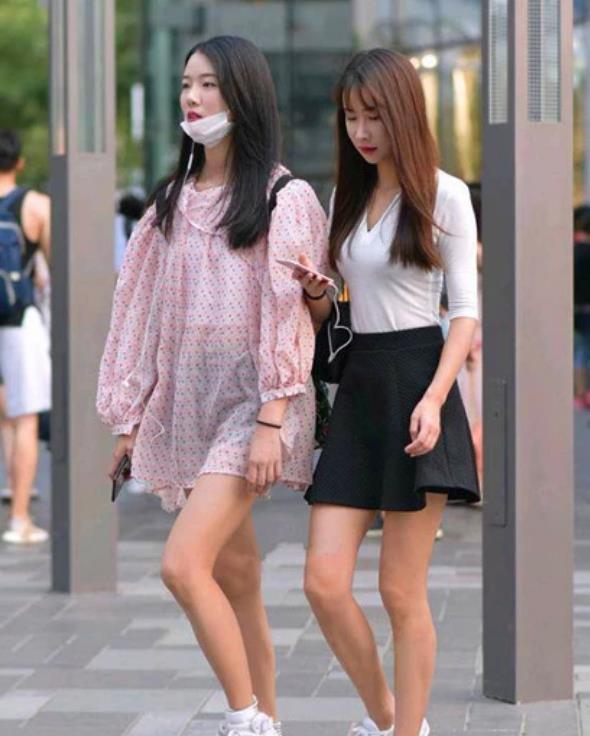 黑色|街拍软玉温香的美女,一件黑色的连衣裙,时尚优雅气质迷人