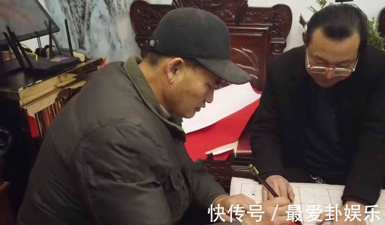 春联&大衣哥朱之文写春联冲上热搜，网友盛赞，专家：远不如二年级水平