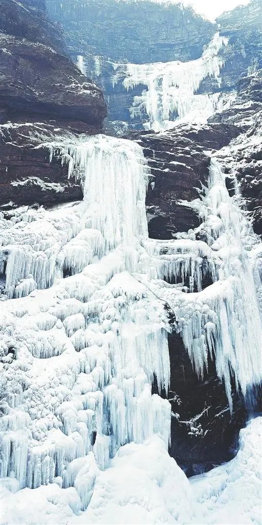 庐山雪后惊现百米冰瀑布，全国为之震撼！