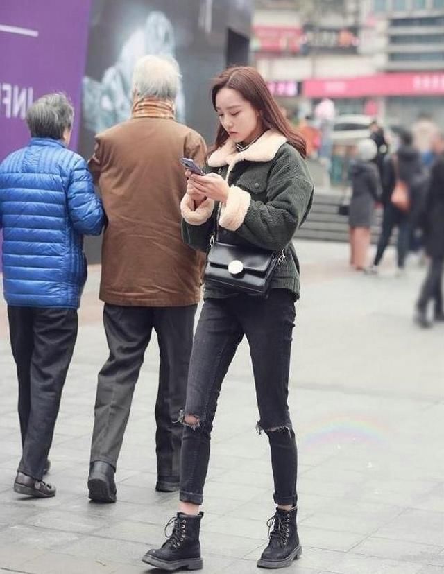 时髦的牛仔裤装扮潮流无限，可以彰显出清新又唯美的时尚风