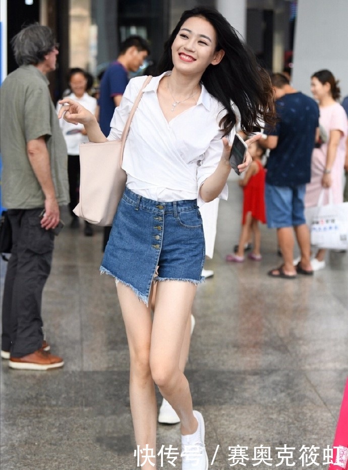 身材迷人的小姐姐,一身大胆的穿搭,韵味十足