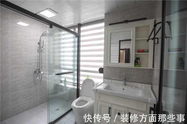 简洁|113平现代风三居室,在客厅黑灰中加入跳跃的亮色点缀