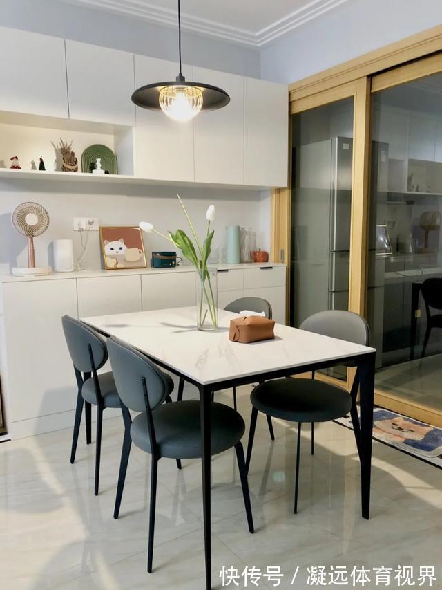 耐看|她家不吊顶,只走石膏线,墙面不造型,只刷乳胶漆,太简洁耐看了