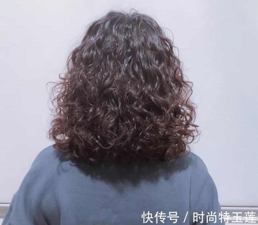 洋气 今年秋冬发型别乱剪,18款洋气烫发送给你,无论胖瘦都适合