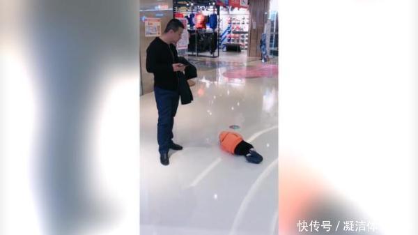父母|女儿商场撒泼打滚,爸爸被气得头大,父女僵持3小时,网友笑翻