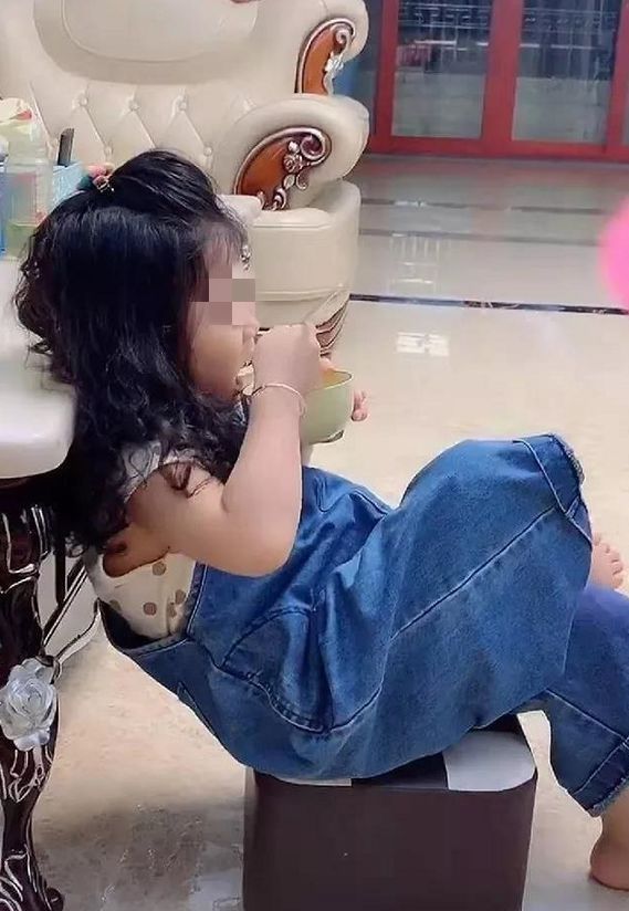 父母|“最怂弟弟”走红,二胎弟弟对姐姐言听计从,网友:同款弟弟