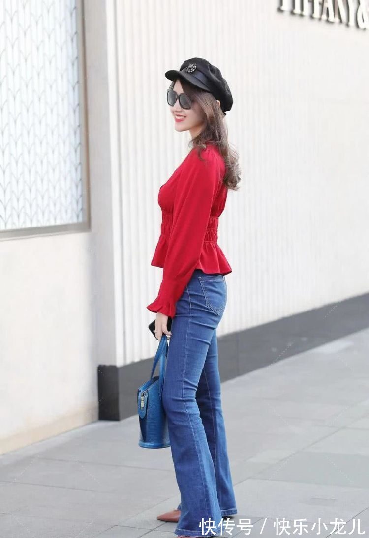 举手间 大红色的深V领衬衫,搭配紧身牛仔裤,御姐范儿十足你爱了吗?
