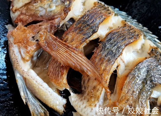 煎鱼|煎鱼时，切记不能直接下油锅，做好这3步，鱼皮不碎不粘锅