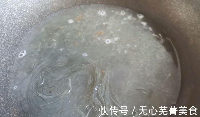 鸡蛋和粉丝一块做,炒一炒就出锅,方便简单,好吃又下饭!