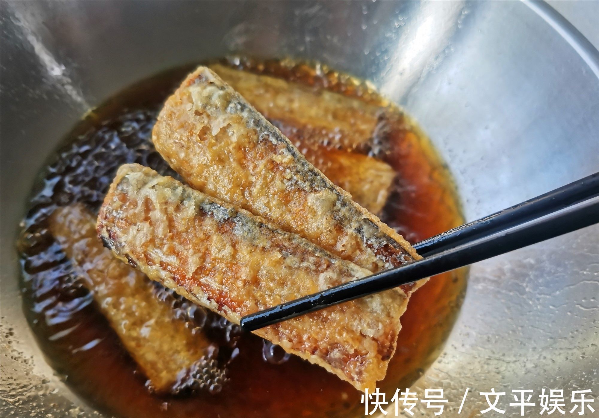 金黄|干炸带鱼的家常做法,简单实用,带鱼金黄酥香,吃的鱼刺都不剩