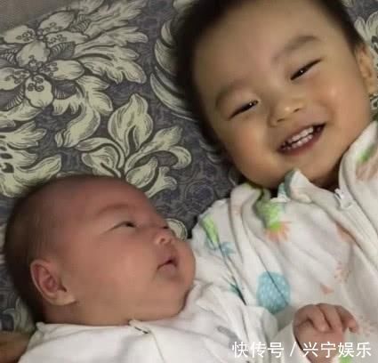 二宝|趁妹妹还没醒,大宝偷亲一下,被妈妈发现后,表情可太逗了