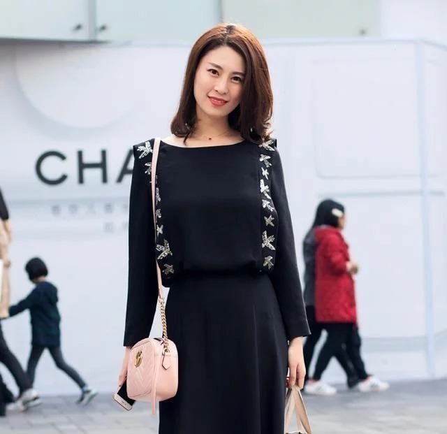 街拍:身穿半身裙的美女,身材婀娜多姿,让人移不开眼