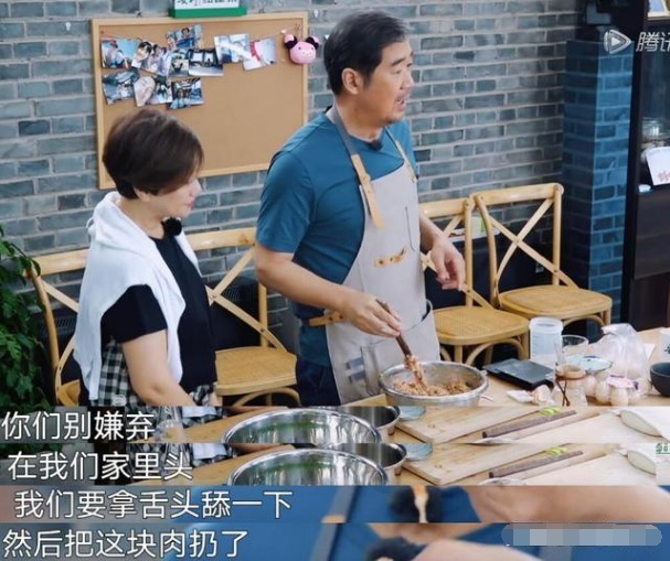 同样是尝饭, 张国立隔空给刘涛上了一课