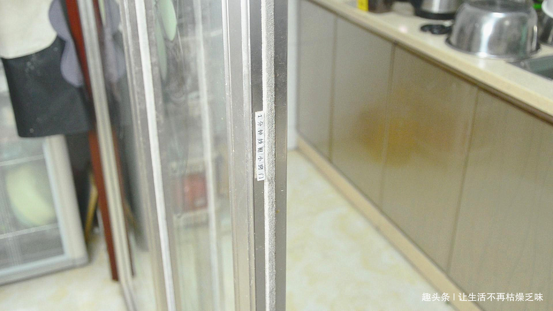 玻璃太脏别用水擦，教你一个诀窍，擦完非常干净，一点灰尘不留