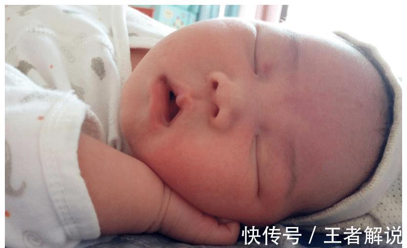 父母|6个月宝宝喜欢“抓耳朵”是暗示生病?背后诱因,新手父母要知道