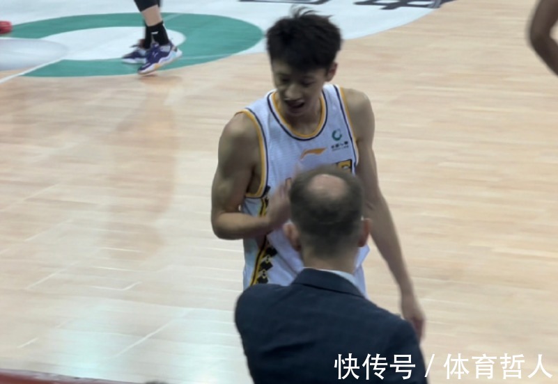 cb胡金秋捡到2颗牙!赵岩昊与杜润旺相撞,牙齿脱落,已经前往医院