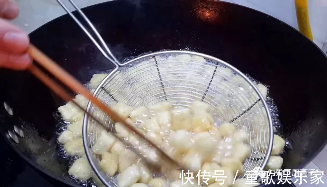 5个鸡蛋,1斤面粉,锅里一炒,做出创意小零食,比蛋糕好吃十倍