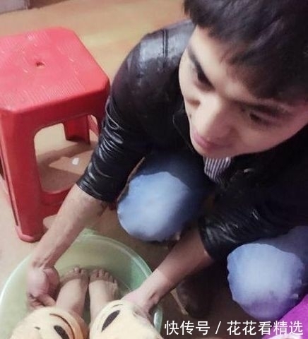 |搞笑GIF趣图段子:我正要一口吃掉苹果,女孩急了