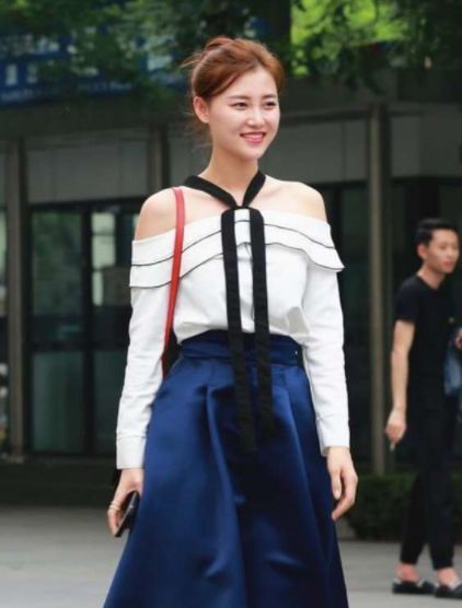  身材苗条|街拍：图四米白色的连衣裙，身材苗条，这样的小姐姐很迷人